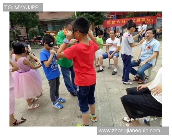 父子同心共踢足球温情瞬间定格在镜头里的亲情与梦想